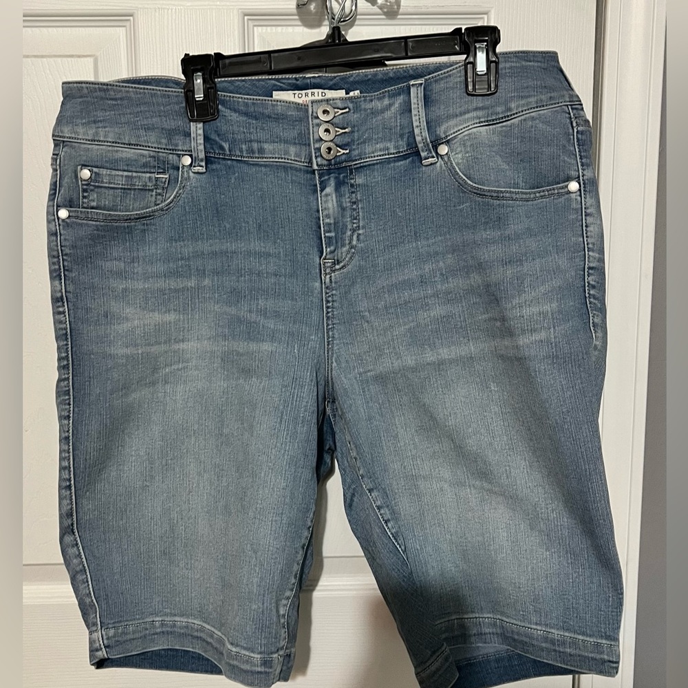 EUC size 18 torrid jean shorts